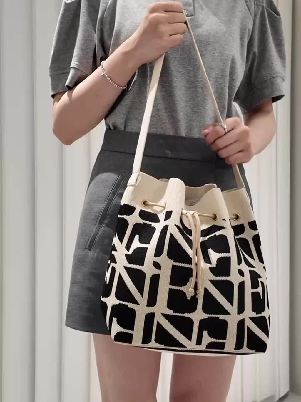 Geometric Drawstring Bucket Bag for Women – Versatile Shoulder Bag for Daily Commute & Shopping, Cream/Black