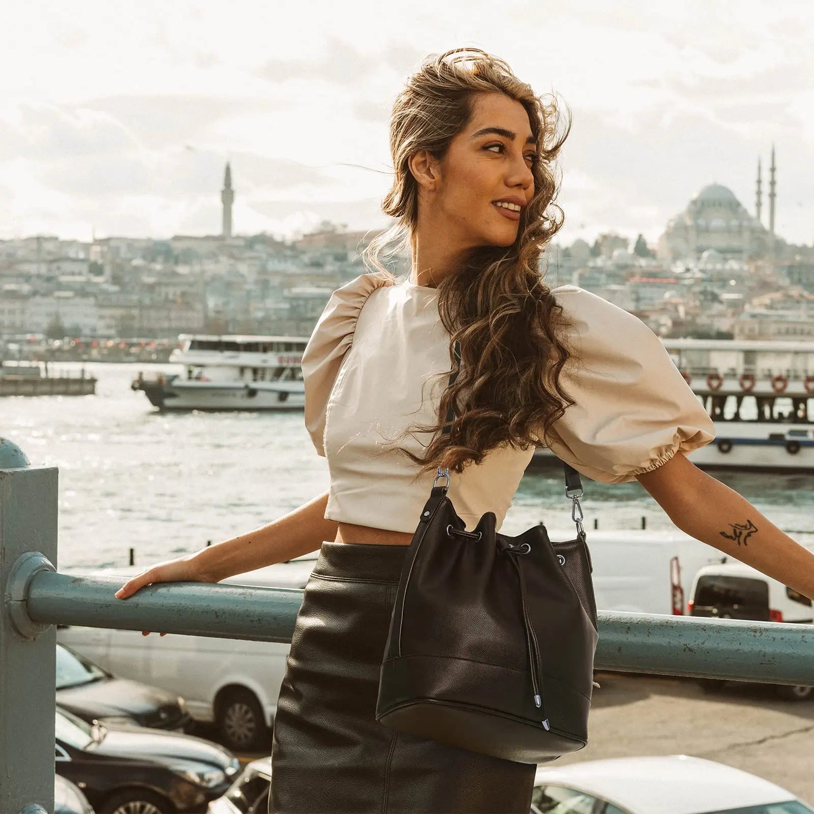 Elegant Women's Bucket Crossbody Bag Fashionable Shoulder Handbag for Casual Daily Use