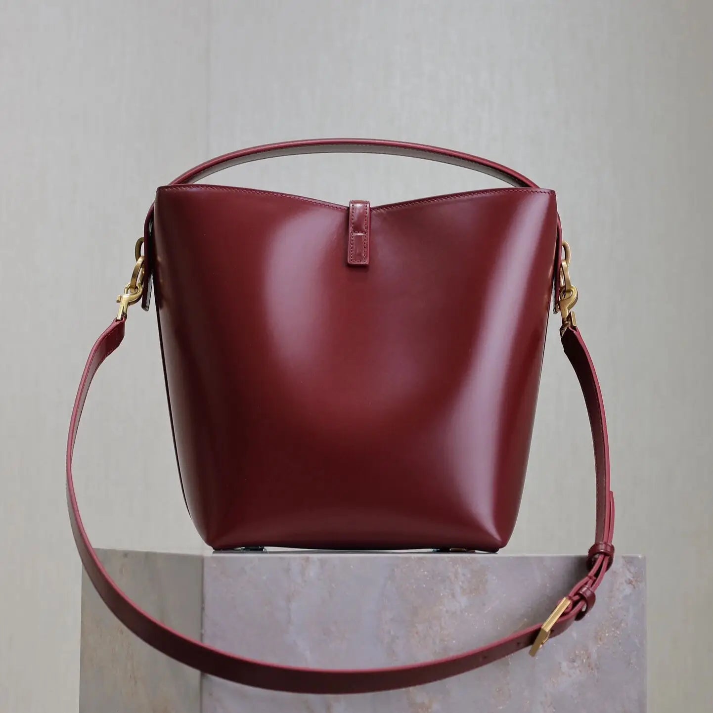 Luxury Leather Bucket Bag for Women – Large-Capacity One-Shoulder Tote & Commuter Messenger