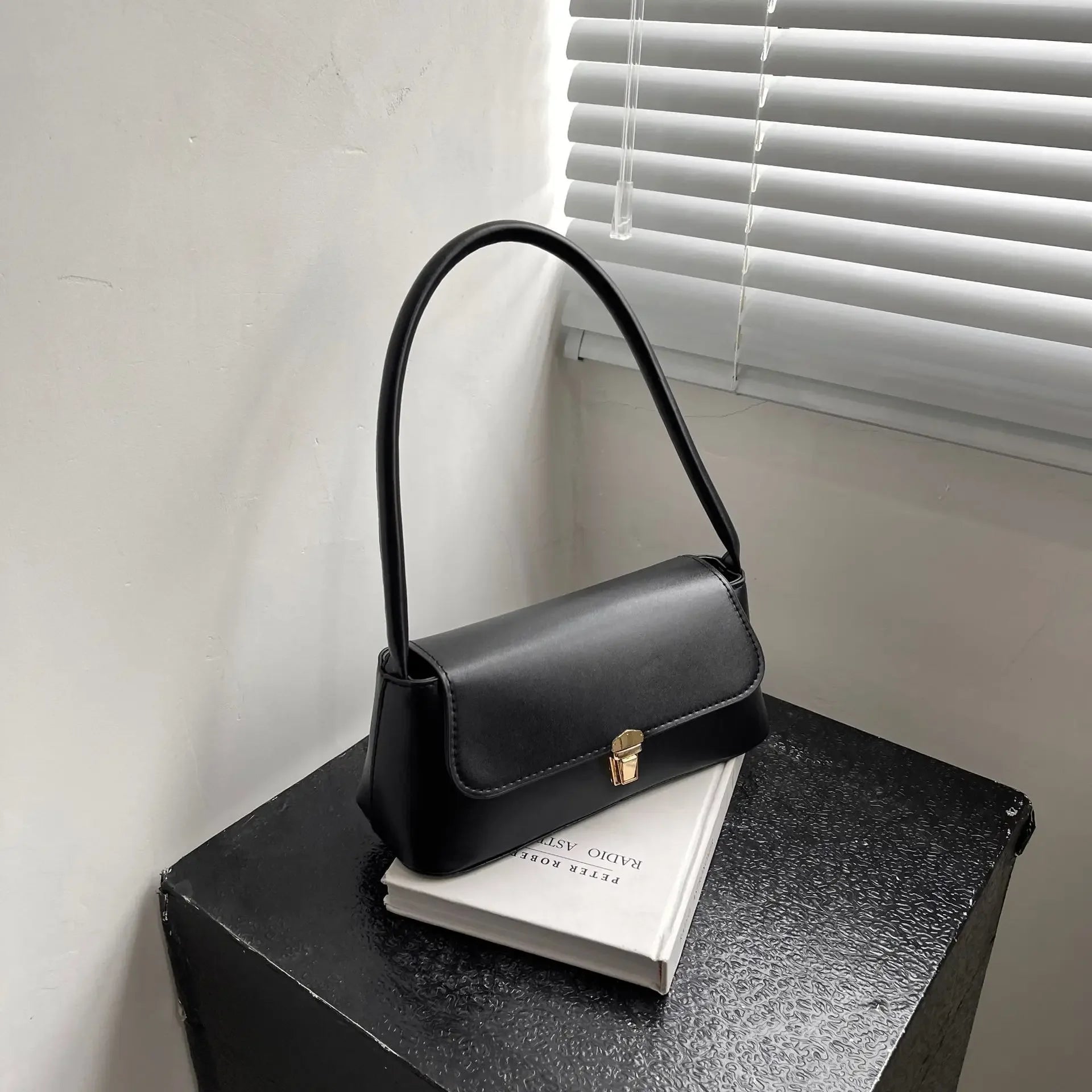 Women's Retro Baguette Shoulder Bag - Fashion Underarm Handbag