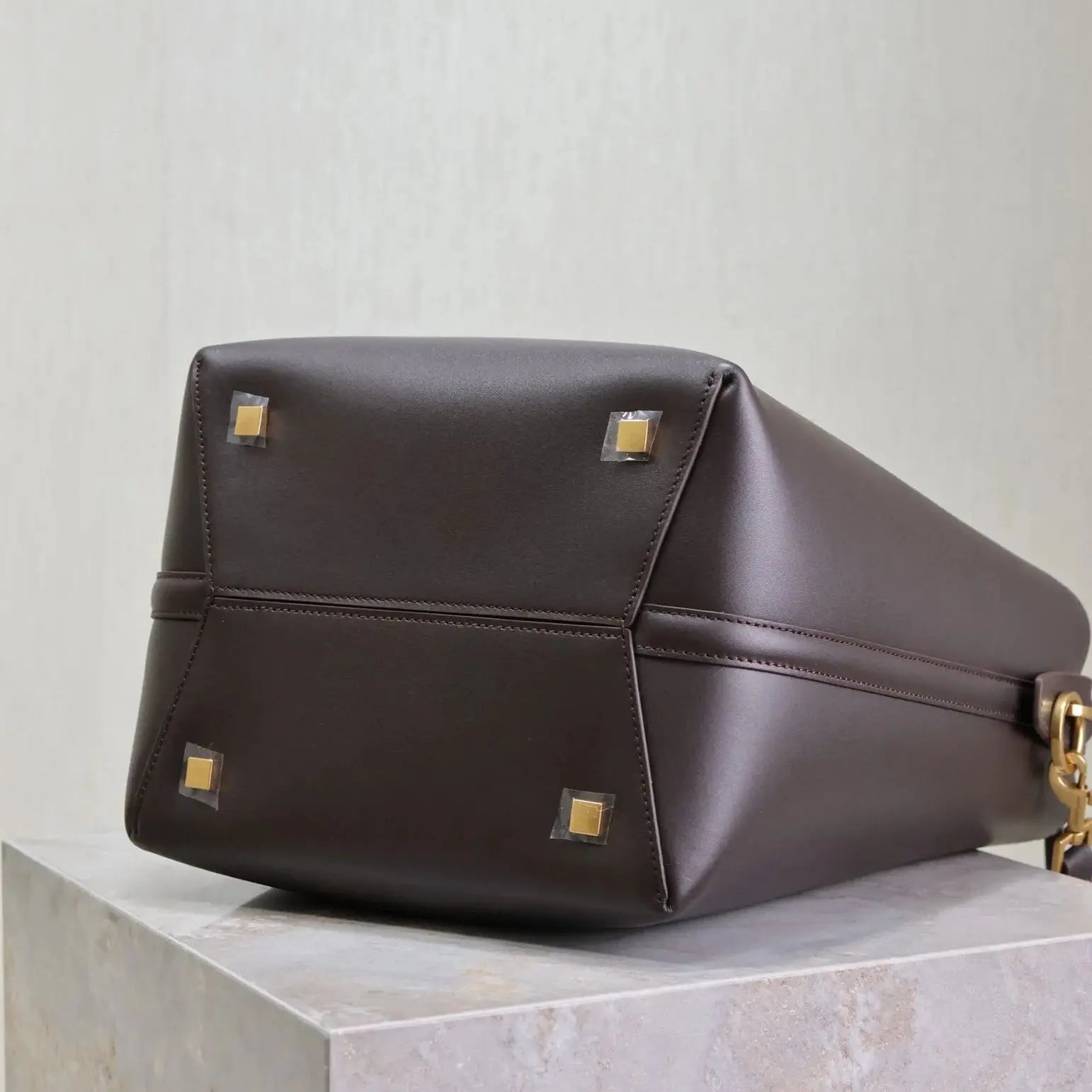 Luxury Leather Bucket Bag for Women – Large-Capacity One-Shoulder Tote & Commuter Messenger