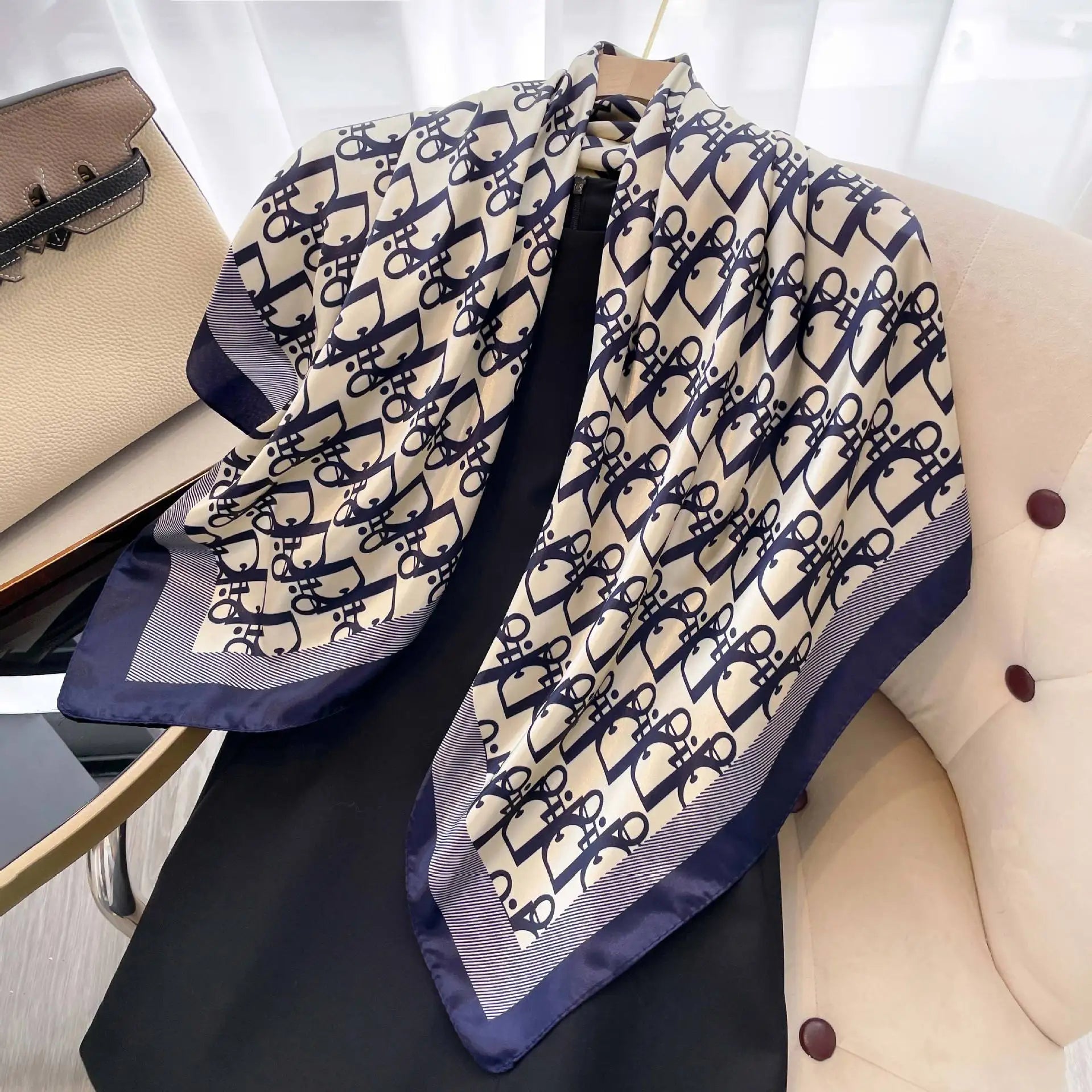 Women’s Vintage Printed Silk-Feel Scarf 90 x 90 cm (35 x 35 in) Lightweight Square Shawl, Headscarf & Neck Wrap