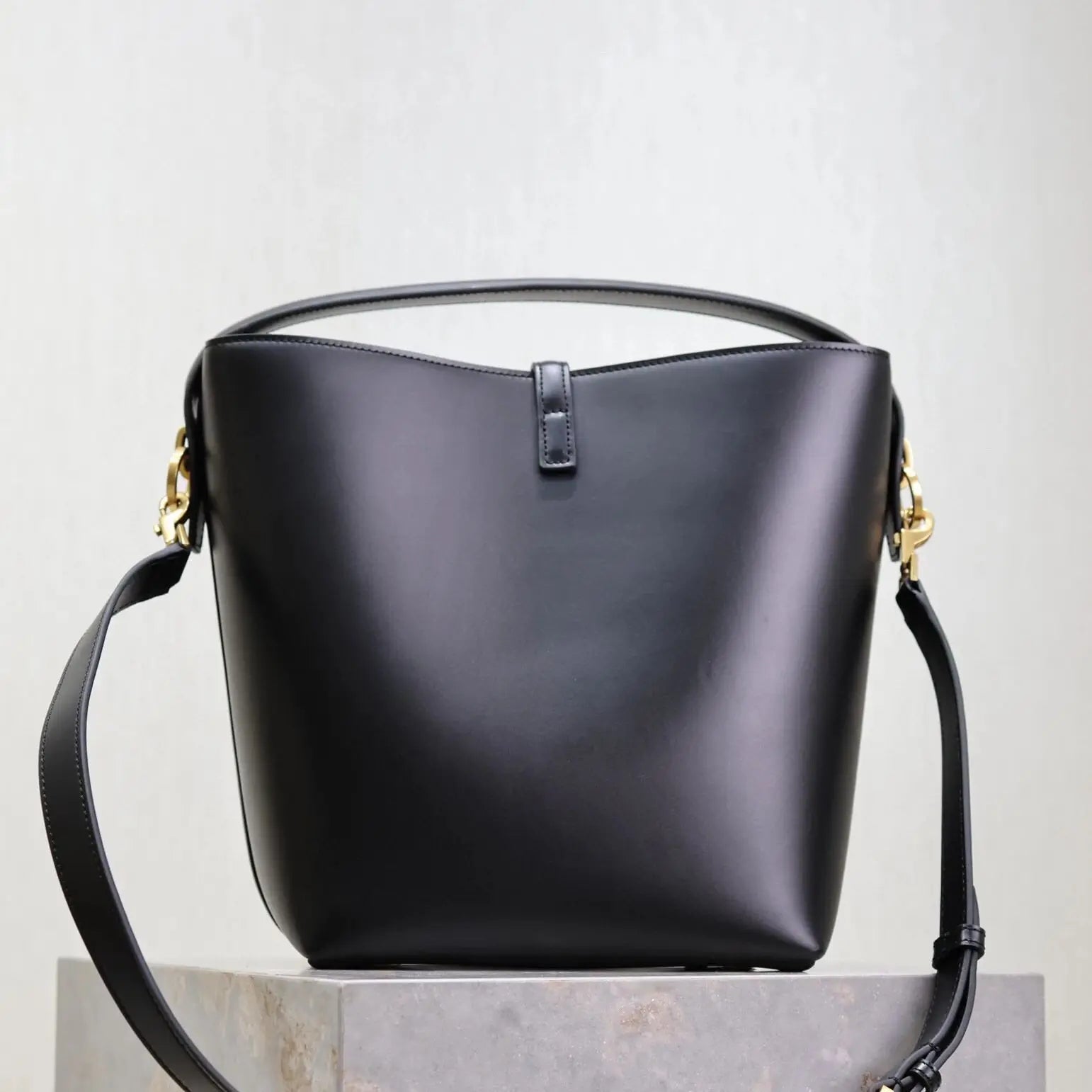 Luxury Leather Bucket Bag for Women – Large-Capacity One-Shoulder Tote & Commuter Messenger