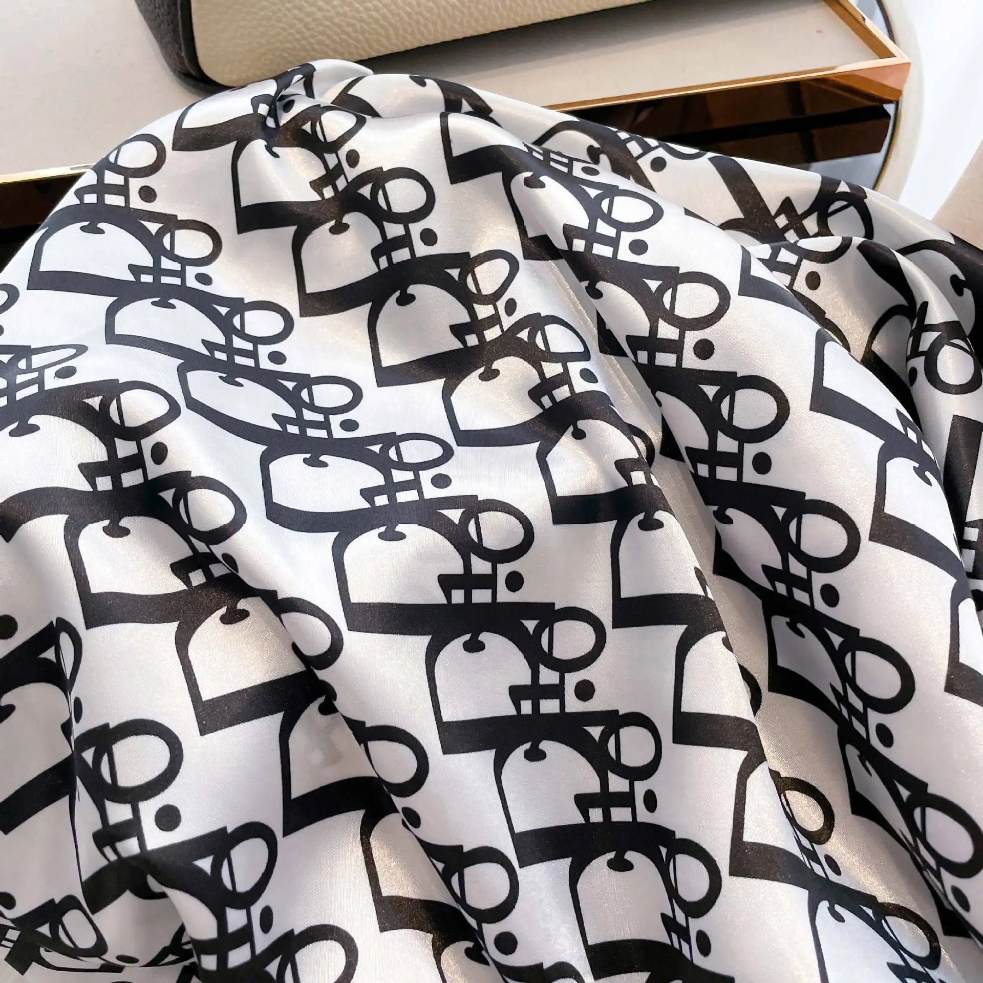 Women’s Vintage Printed Silk-Feel Scarf 90 x 90 cm (35 x 35 in) Lightweight Square Shawl, Headscarf & Neck Wrap