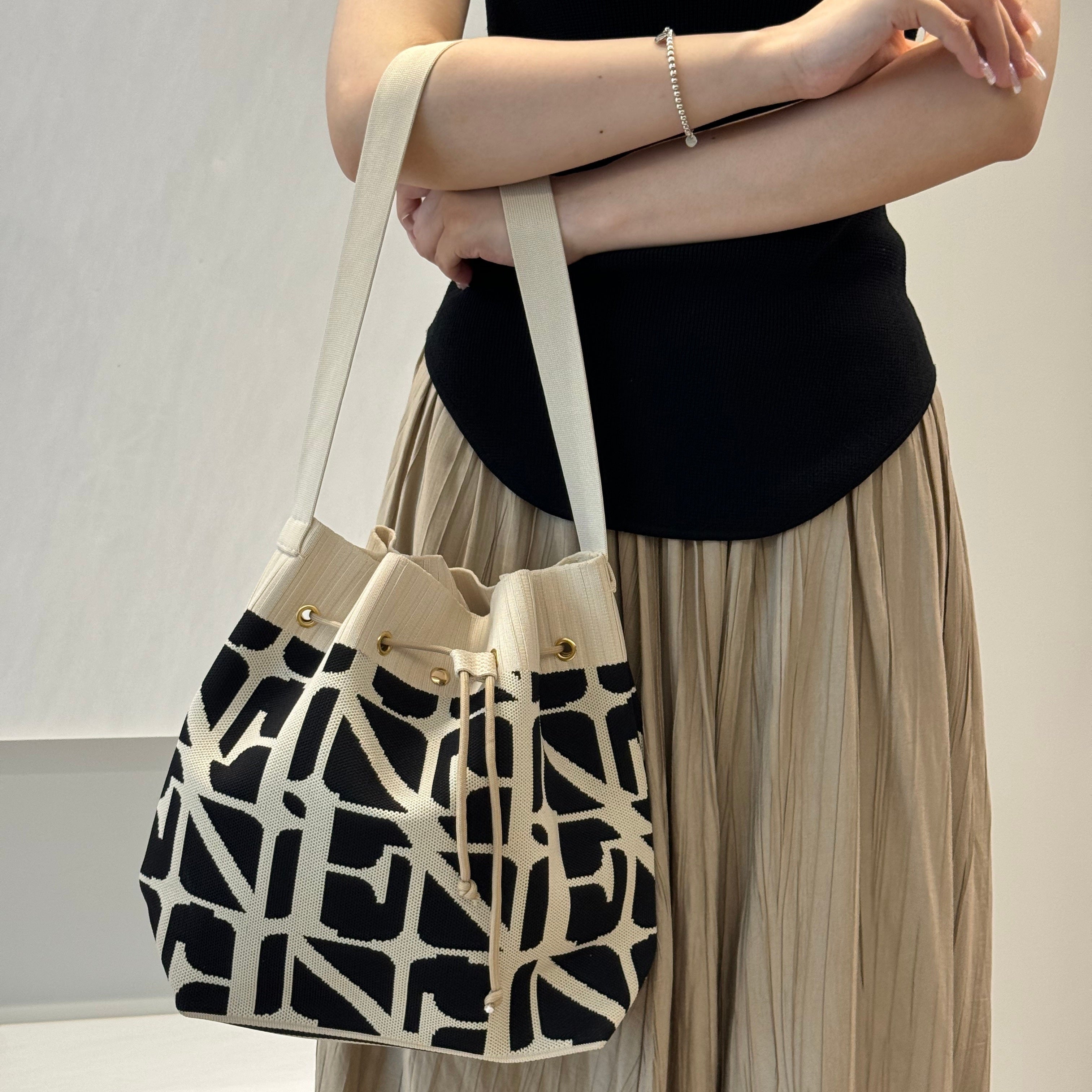 Geometric Drawstring Bucket Bag for Women – Versatile Shoulder Bag for Daily Commute & Shopping, Cream/Black